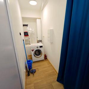 una lavanderia con lavatrice e lavatrice di Maison rénovée 6 pers avec Wi-Fi et parking a Arthun