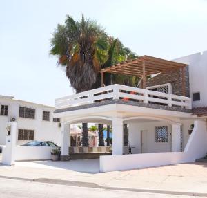 Casa bianca con balcone e palma di Casa del Mar Malin a Ballenita
