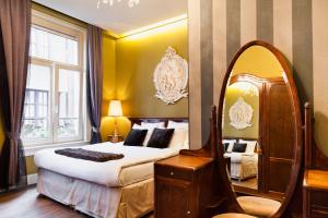 Habitación de hotel con cama y espejo en Hotel Diamonds and Pearls, en Amberes