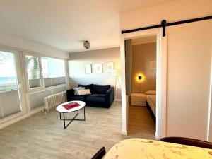 Giường trong phòng chung tại Moderne 3-Zi-Wohnung mit Meerblick direkt am Strand