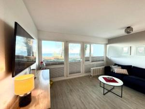 TV/trung tâm giải trí tại Moderne 3-Zi-Wohnung mit Meerblick direkt am Strand