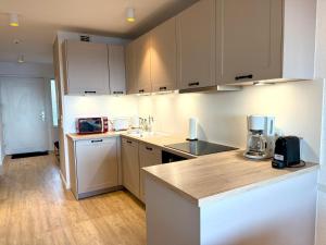 Nhà bếp/bếp nhỏ tại Moderne 3-Zi-Wohnung mit Meerblick direkt am Strand