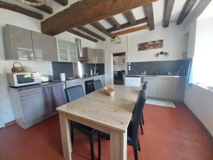 Køkken eller tekøkken på Proche le Mans, Parigné l'Evêque,maison forestière, accueil chevaux possible 11 pers