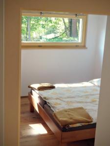 - une chambre avec un lit en face d'une fenêtre dans l'établissement green Home - Sonniges Chalet in den Alpen, à Kirchberg in Tirol
