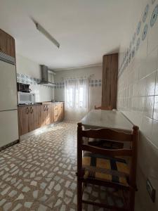 een keuken met een tafel en een aanrecht. bij La Casa de Fausto en Basardilla in Basardilla +9 foto's