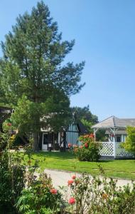 Vườn quanh casa de invitados estilo normandie