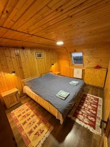 an overhead view of a bed in a wooden room at Cabana Rânca in Ranca