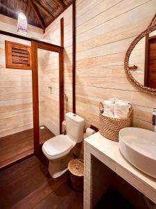 un bagno con un water e un lavandino di Vila Ammos Beach Houses a Itarema