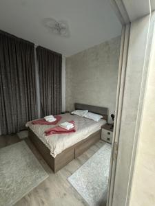 a bedroom with a bed and a ceiling fan at Dady's Apartament in Roşu