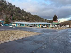 an empty parking lot in front of a motel at Arrowhead Motel and RV Park in Ruidoso