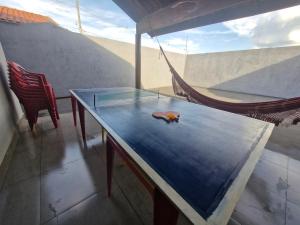 a ping pong table in a room with a ramp at Casa Alves Próx Hospital do Amor Com Suíte e Ar in Barretos