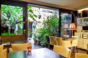 Un lugar para sentarse en Hotel Diamonds and Pearls