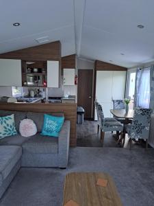 a living room and kitchen with a couch and a table at The vintage in Winthorpe