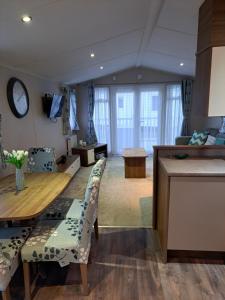 a kitchen and living room with a table and chairs at The vintage in Winthorpe