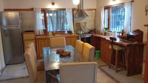 a kitchen with a table and chairs and a refrigerator at Paraíso Serrano in Casa Grande