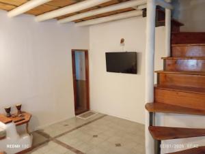 a living room with a tv on a wall at Paraíso Serrano in Casa Grande