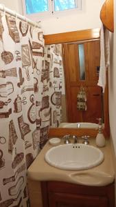 a bathroom with a sink and a shower curtain at Paraíso Serrano in Casa Grande +11 photos