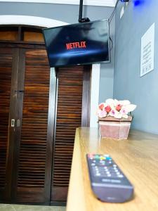a remote control sitting on top of a table at Hostel Anprado #3 Kit café incluso, Próx-Aeroporto de Guarulhos in Guarulhos +7 photos