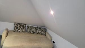kanapa stojąca w kącie pokoju w obiekcie Solid house w mieście Kamionka
