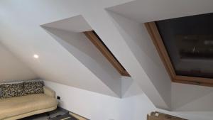 salon z kanapą i telewizorem z płaskim ekranem w obiekcie Solid house w mieście Kamionka