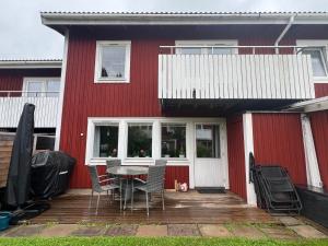 a red house with a table and chairs in front of it at Rymligt radhus in Borlänge
