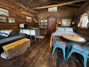 een kamer met een bed en een tafel in een hut bij The Renovated Barn at Seneca Rocks in Seneca Rocks +18 foto's