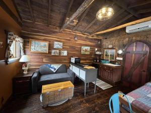 een kamer met een bank en een bureau in een hut bij The Renovated Barn at Seneca Rocks in Seneca Rocks