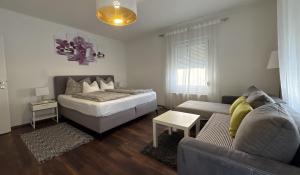 Giường trong phòng chung tại Sankt Veit Apartment