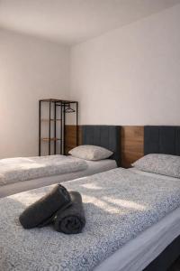 twee bedden in een slaapkamer met een handdoek op het bed bij ApartDays Sarstedt in Sarstedt