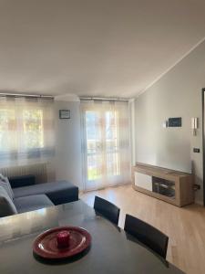 a living room with a couch and a table at B&B Le Peonie Alloggio centrale vicino al mare in Ravenna