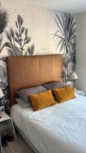 een bed met drie kussens in een slaapkamer bij Beach House in Pearly Beach