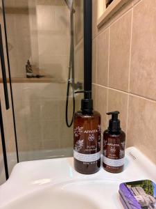 due bottiglie di sapone poggiate sopra un lavandino del bagno di The Lodge Kampi by Thea Suites  Altre 10 foto