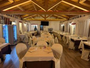 een feestzaal met witte tafels en witte stoelen bij Park Hotel Serenissima in Sacrofano