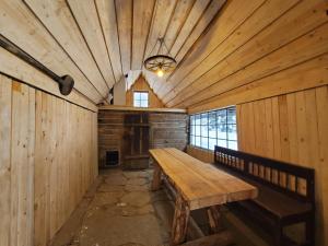 een lege kamer met een houten bank en een raam bij Casuta dintre brazi in Râșca