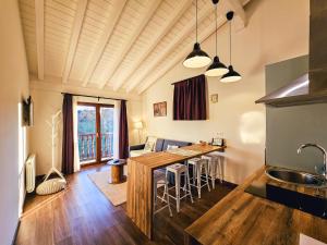 een keuken met een tafel en een eetkamer bij Apartamentos Estela de Altamira in Santillana del Mar