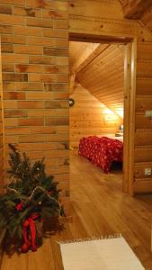 una camera da letto con un albero di Natale in una stanza di Chata nad Roztokami a Baligród