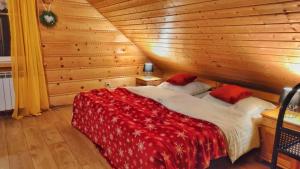 una camera da letto con un letto in una cabina di legno di Chata nad Roztokami a Baligród Altre 91 foto