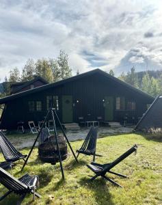 een groep stoelen voor een gebouw bij Hytte nær Ål in Vass