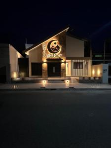 Bygningen som hotellet ligger i + 18 billeder