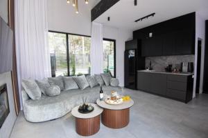 un soggiorno con un divano e due tavoli di Dian’s suits a Gita