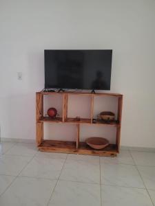 una TV a schermo piatto seduta sulla mensola in legno di Juazeiro do Norte CE Sao Jose a Juazeiro do Norte