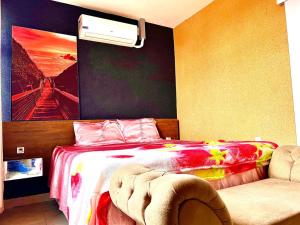 una camera da letto con un letto e un dipinto sul muro di Apto 112 CENTRO a Araguaína