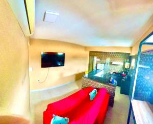 un soggiorno con divano rosso in una camera di Apto 112 CENTRO a Araguaína