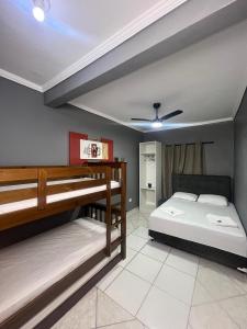 a bedroom with two bunk beds and a ceiling at Hostel Anprado #2-Próximo ao Aeroporto de Guarulhos com Kit Café da Manhã Incluso in Guarulhos