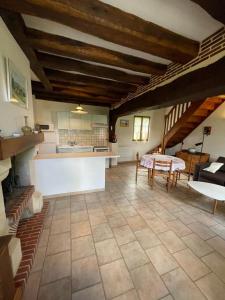 una grande stanza con cucina e soggiorno di Les Baillis a Villegenon