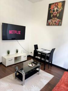 Et tv og/eller underholdning på City Centre Apt, Prime location, Sleeps 3