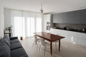 a living room with a table and a couch and a kitchen at Agriturismo Casa Bregalda in Castelgomberto