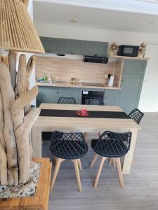 a kitchen with a wooden table and two chairs at Maison Cocooning Equihen 5 pers Proche Mer & Terrasse in Équihen-Plage