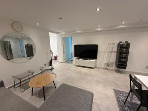 Et tv og/eller underholdning på Fresh and newly renovated basement apartment