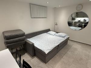 Et opholdsområde på Fresh and newly renovated basement apartment